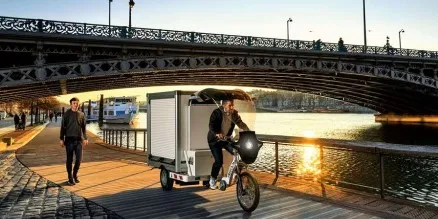 Le vélo cargo à assistance électrique en location